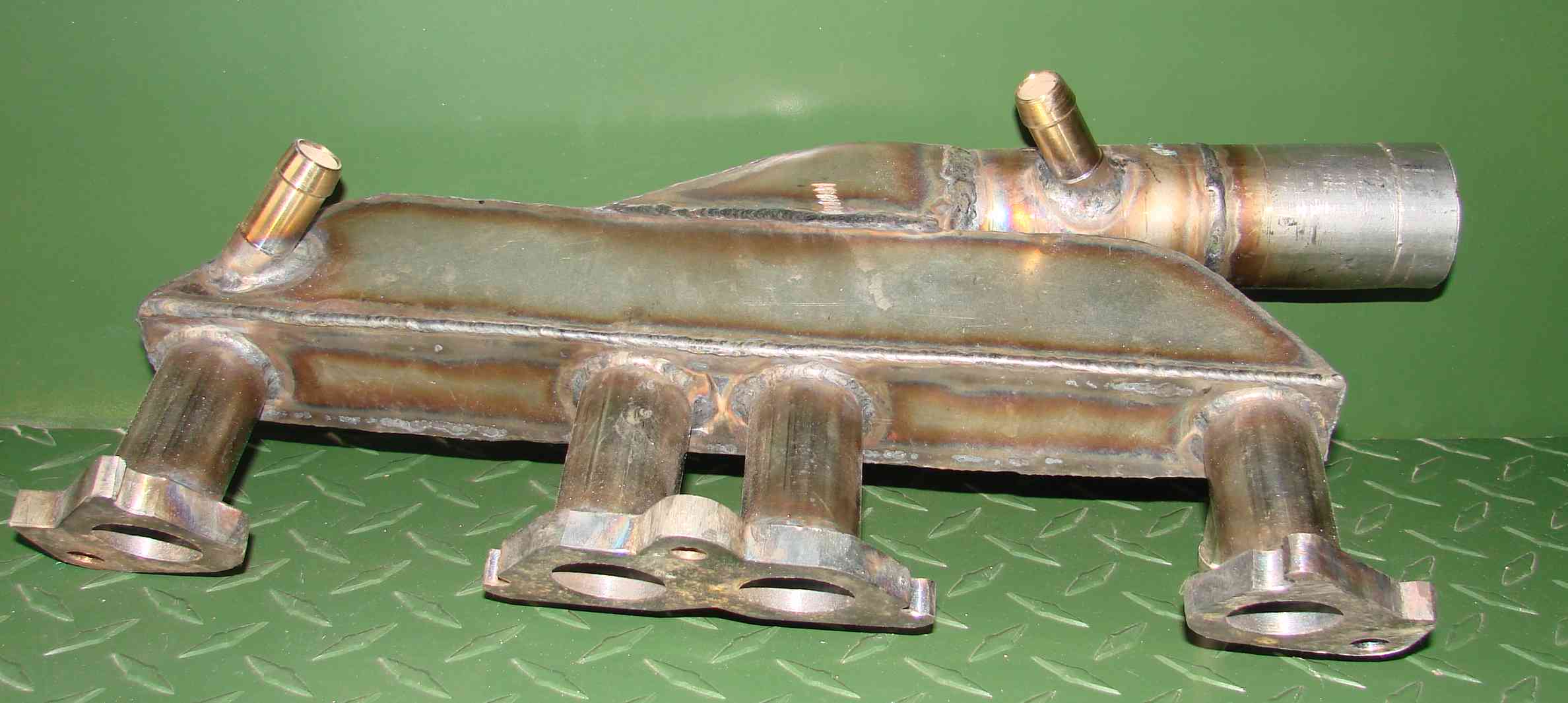 Двигатель магирус 375. Коллектор охлаждения забортной водой vg30. Охлаждающий коллектор. Охлаждаемый коллектор змз 409 н катер. Охлаждаемый коллектор ваз 16v.